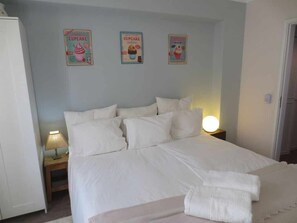 Schreibtisch, Bügeleisen/Bügelbrett, Internetzugang, Bettwäsche