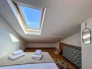 2 bedrooms, internet, bed sheets