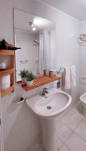 Baignoire, sĂšche-cheveux, serviettes fournies