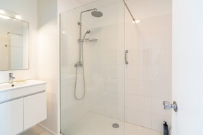 Douche, sèche-cheveux, serviettes fournies