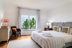 4 bedrooms, desk, iron/ironing board, Internet