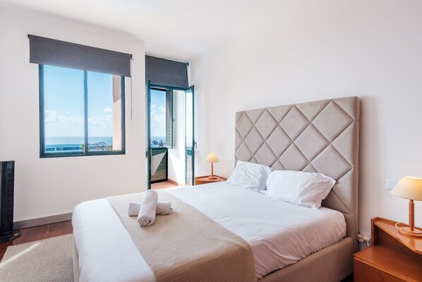 Desk, iron/ironing board, Internet, bed sheets