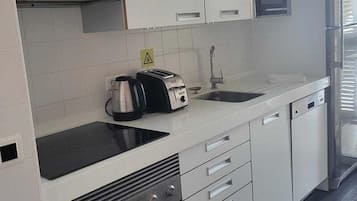 Mikrovågsugn, ugn, diskmaskin och kaffe- och tebryggare
