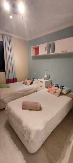 2 slaapkamers, een bureau, internet, beddengoed