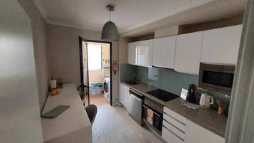 Coffee/tea maker, fridge, oven, dishwasher
