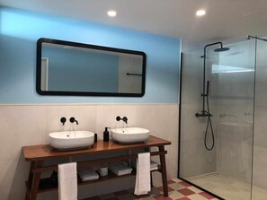 Chuveiro, secador de cabelo, toalhas de banho 