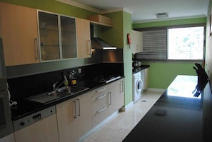 Private kitchen - Plaza Bay Luxury Apartment with Swimming Pool (Calheta)