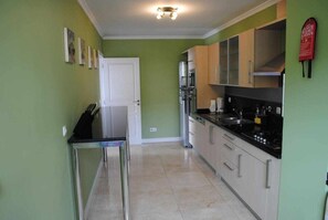 Private kitchen - Plaza Bay Luxury Apartment with Swimming Pool (Calheta)