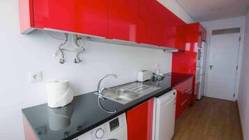 Microondas, horno, lavavajillas, cafetera/tetera