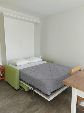 Tabla de planchar con plancha, Internet, ropa de cama
