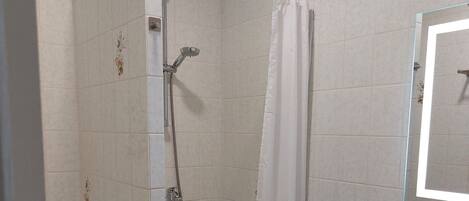 Un bagno con doccia, toilette e lavandino.