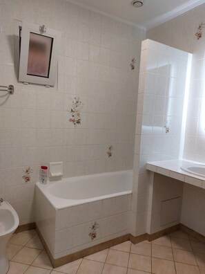 Ensemble douche/baignoire, sèche-cheveux, serviettes fournies