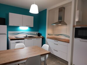 Réfrigérateur, micro-ondes, four, plaque de cuisson