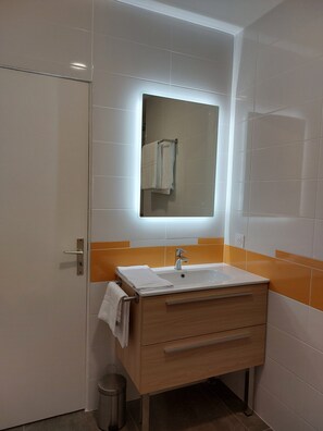 Douche, sèche-cheveux, serviettes fournies