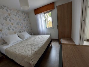 1 chambre, fer et planche à repasser, accès Internet, draps fournis