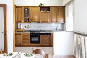 Fridge, oven, dishwasher, dining tables - S283 - Sirolo, large panoramic four-room apartment (Sirolo)