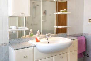 Shower, bidet, towels - S283 - Sirolo, large panoramic four-room apartment (Sirolo)