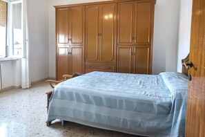 3 bedrooms, bed sheets