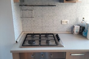 Fridge, oven, dining tables - N258 - Numana, delightful three-room apartment into the centre (Numana)