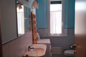 Doccia, bidet, asciugamani