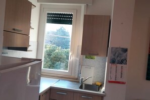 Frigorifero, forno, tavolo da pranzo