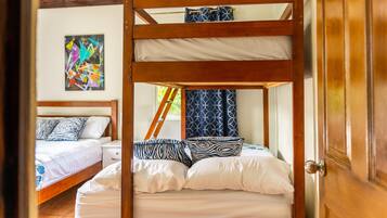 3 makuuhuonetta, työpöytä, ilmainen Wi-Fi, vuodevaatteet