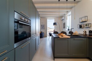 Fridge, oven, stovetop, dishwasher