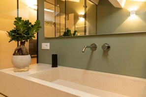 Dusche, Haartrockner, Bidet, Handtücher