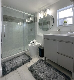 Shower, hair dryer, towels, soap - Dream Vacation House 4B/2B Miami, FL (Hialeah)