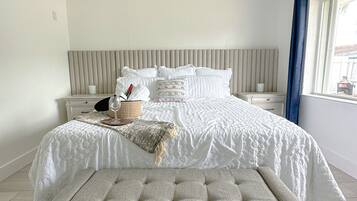 4 makuuhuonetta, työpöytä, silitysrauta/-lauta, vauvan matkasänky