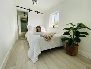 4 habitaciones, escritorio y tabla de planchar con plancha 