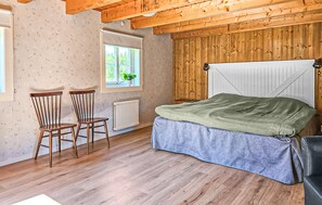 1 bedroom, travel cot, Internet