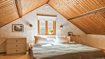 1 bedroom, travel crib, internet