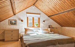 1 bedroom, travel crib, internet