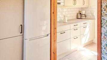 Jääkaappi, liesi, astianpesukone, kahvin-/teenkeitin