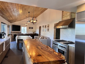 Private kitchen - Modern Luxury Lake View Cabin. 4 Bedroom 3.5 Bath  (Big Bear)