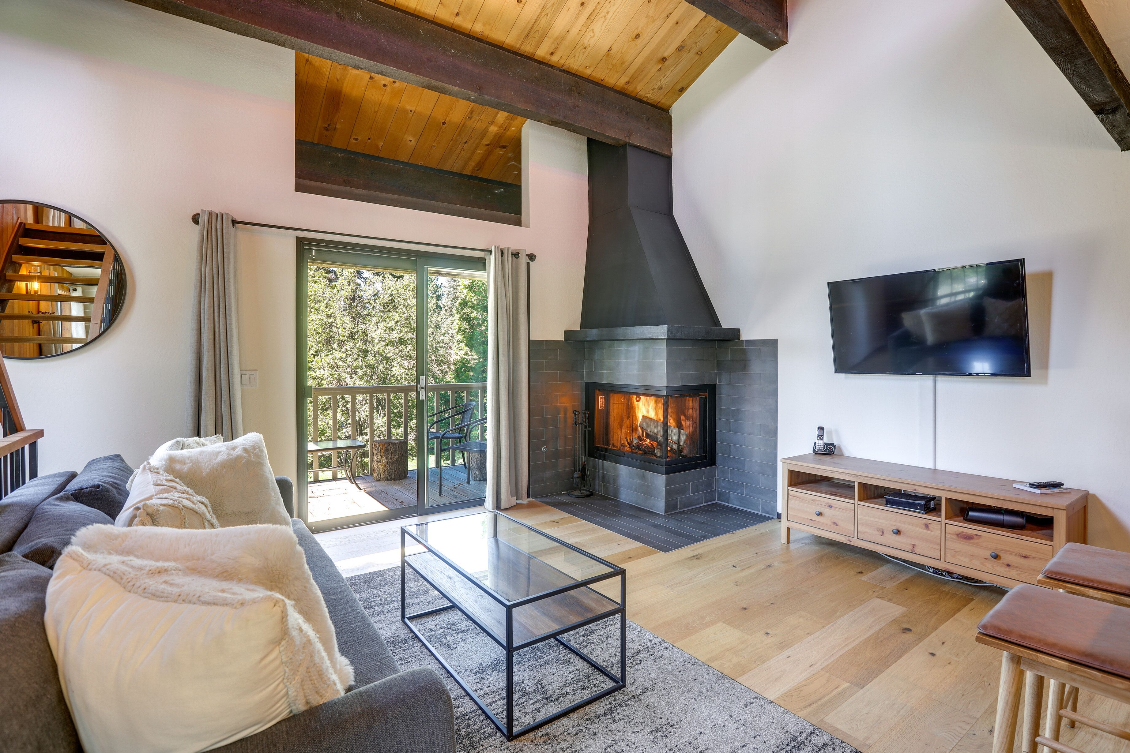 California Retreat ~ 1 Mi to Lake Tahoe