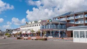 A waterfront building with a restaurant named "LUZIFER" and "RESTAURANT KNEIPE" signs. - Stunning home in Büsum with sauna (Büsum)