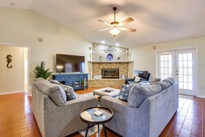 TV, fireplace, books - Private Estate on 10 Acres w/ Pool in Bradenton (Bradenton)