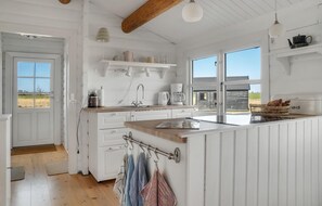 Fridge, stovetop, coffee/tea maker - Nice home in Rødby with WiFi (Rødby)