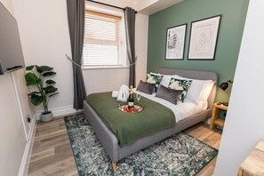 3 habitaciones, escritorio, tabla de planchar con plancha y internet 