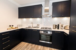 Kylskåp, mikrovågsugn, ugn och spishäll