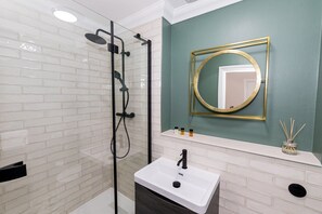 Bathtub, hair dryer, towels
