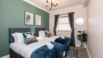 2 bedrooms, desk, iron/ironing board, internet