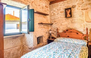 2 bedrooms, iron/ironing board, free WiFi