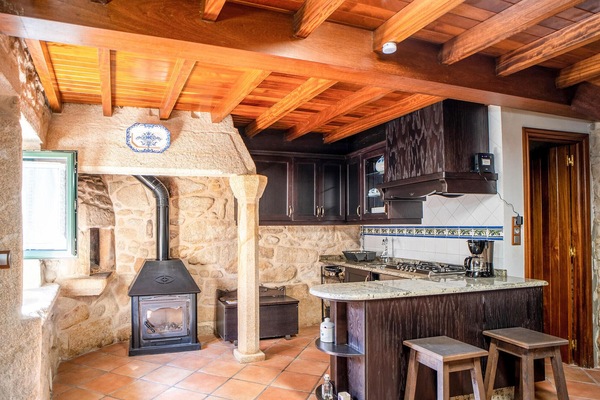 Frigorífico, placa de cocina y cafetera o tetera