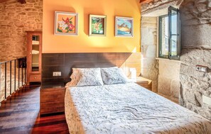 2 bedrooms, iron/ironing board, free WiFi - Lovely home in Muros with WiFi (Muros)