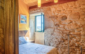 2 bedrooms, iron/ironing board, free WiFi