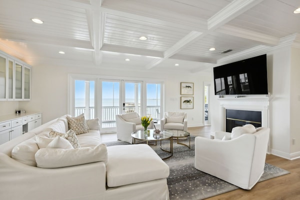 Main Living Room w/fireplace and wet bar