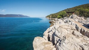 A coastal landscape with rocky terrain and a clear blue sea. - Stunning apartment in Komarna with WiFi (Komarna)